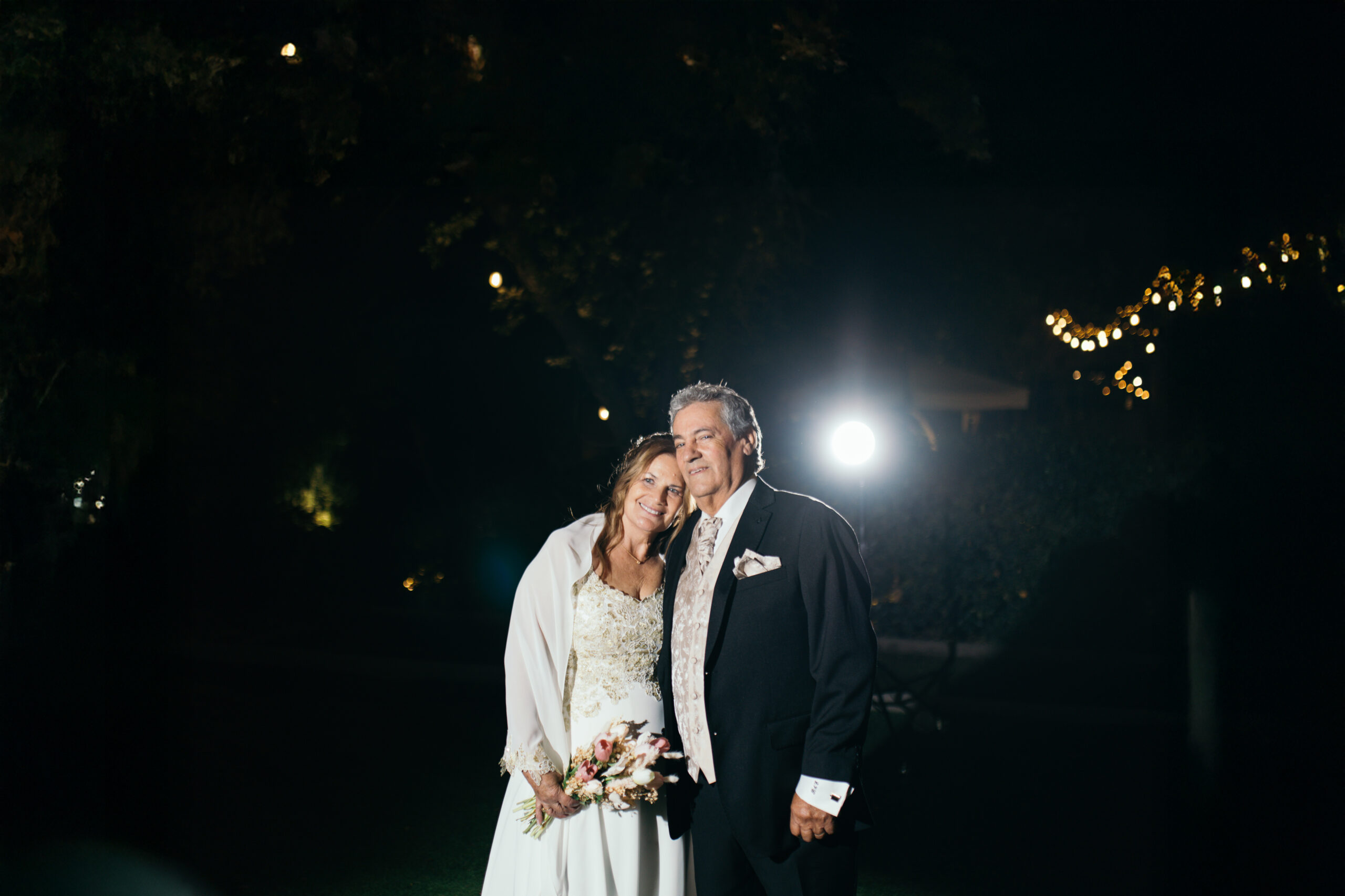 Retrato de Elena y Rafael celebrando sus Bodas de Oro en Espacio Fogón, Santiago.