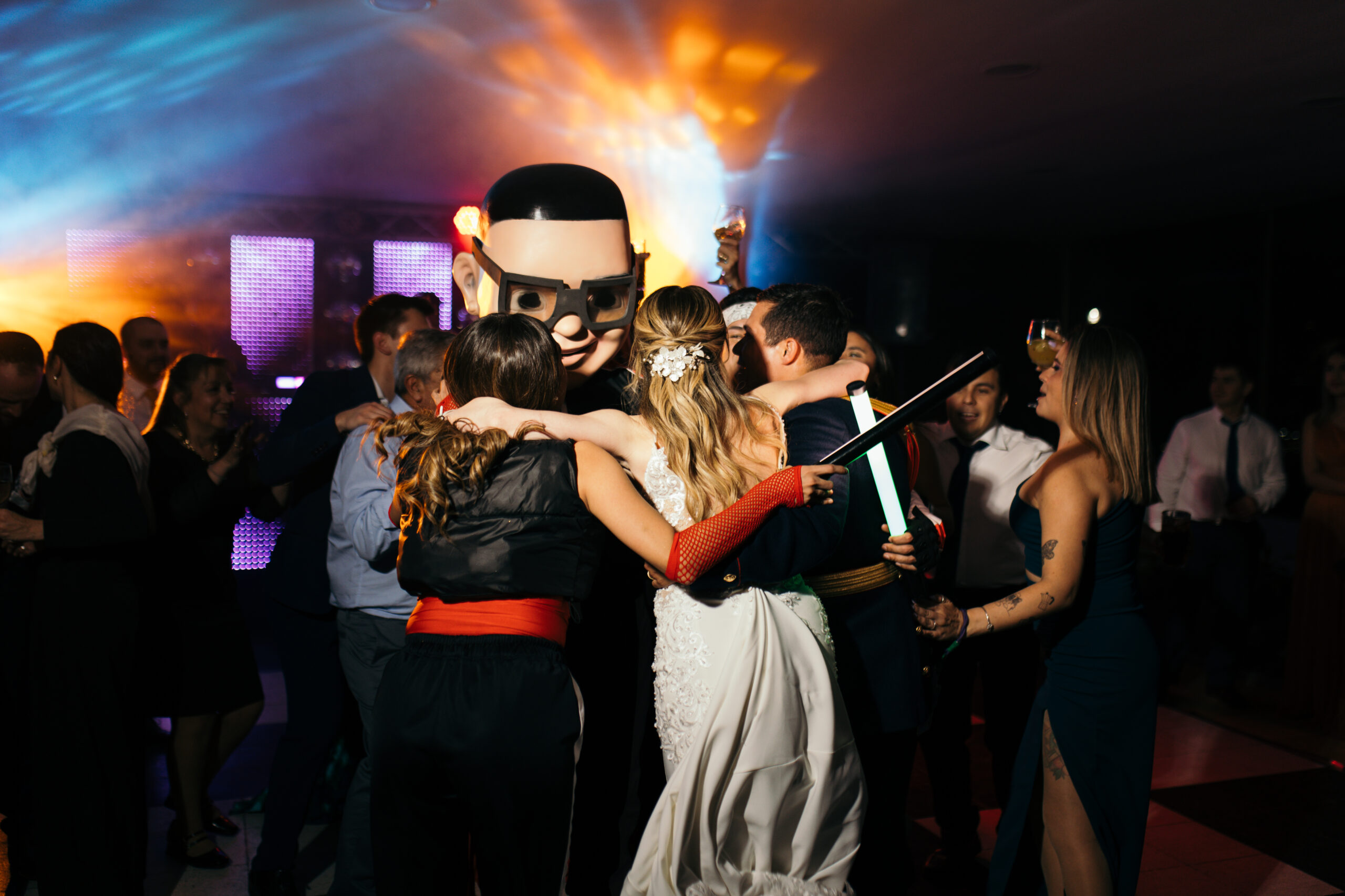 Novios y amigos divirtiéndose con un personaje gigante inflable en la fiesta de matrimonio en el Club Militar de Lo Curro, fotografía de Bodafilms