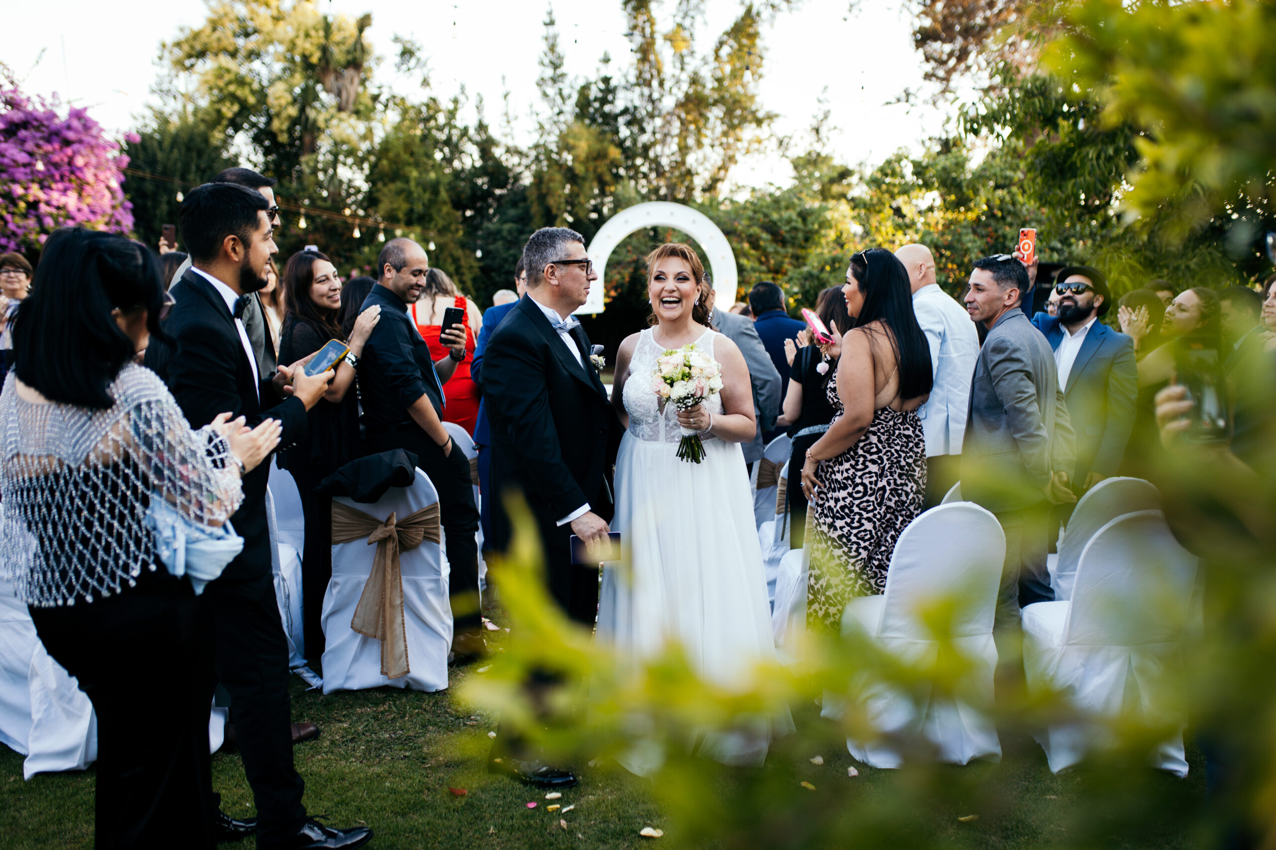 Novios posando en un entorno natural durante su sesión de fotos de matrimonio.